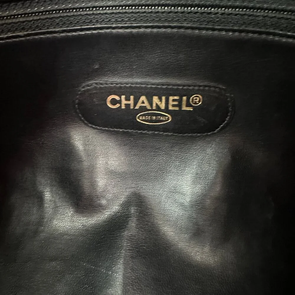 ❌SOLD❌ Authentic Chanel Vintage Diamond Stitch Lambskin Quilted Duffle Bag - Picture 14 of 17